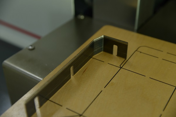 M&aacute;quina de corte por l&aacute;ser plana para tarjetas acr&iacute;licas
