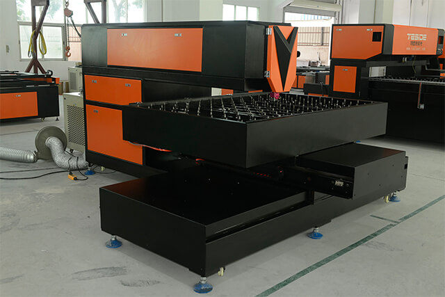 M&aacute;quina de corte a laser para placas TSD-LC600-1218-600Watt