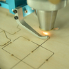 M&aacute;quina cortadora por l&aacute;ser de troquelado de 600 vatios TSD-LC600-1218 PRO con sistema de seguimiento autom&aacute;tico para corte de 2PT, 3PT y 4PT en una placa de troquelado