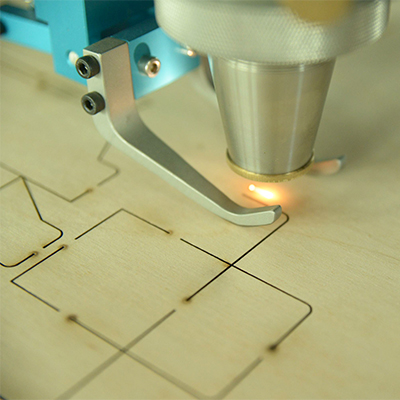 M&aacute;quina cortadora por l&aacute;ser de troquelado de 600 vatios TSD-LC600-1218 PRO con sistema de seguimiento autom&aacute;tico para corte de 2PT, 3PT y 4PT en una placa de troquelado