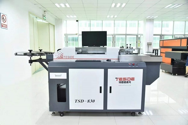 M&aacute;quina dobladora de cuchillas de acero con troquel autom&aacute;tico CNC